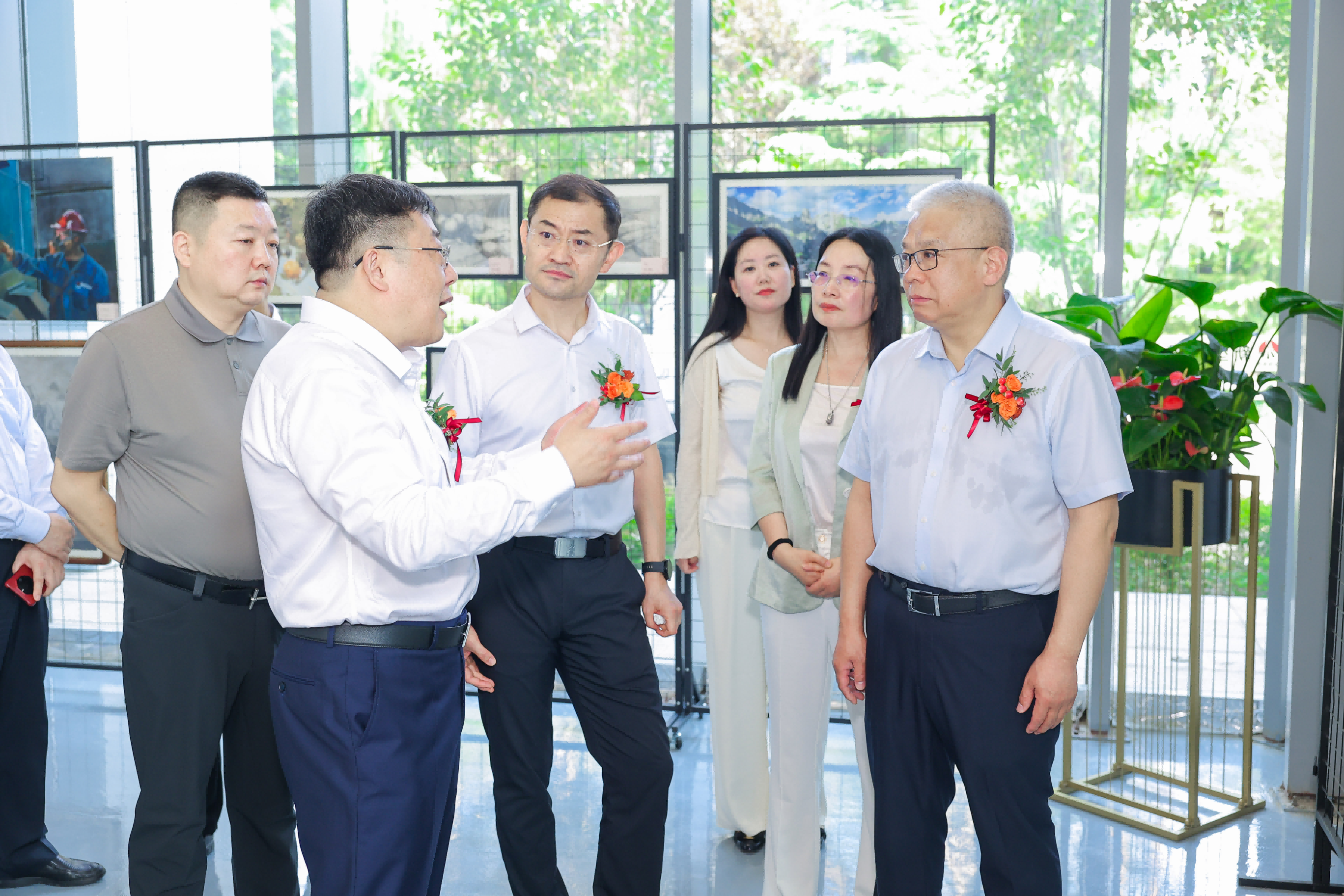 新型能源公司举办“翰墨光影绘十载 二次创业启新程”主题书画摄影展