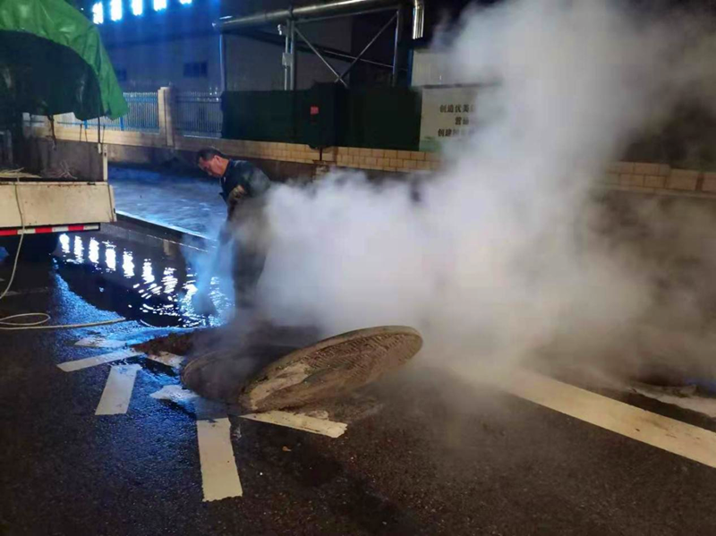 咸阳公司：冒雨检修尽责任 全力以赴保安全图1.png