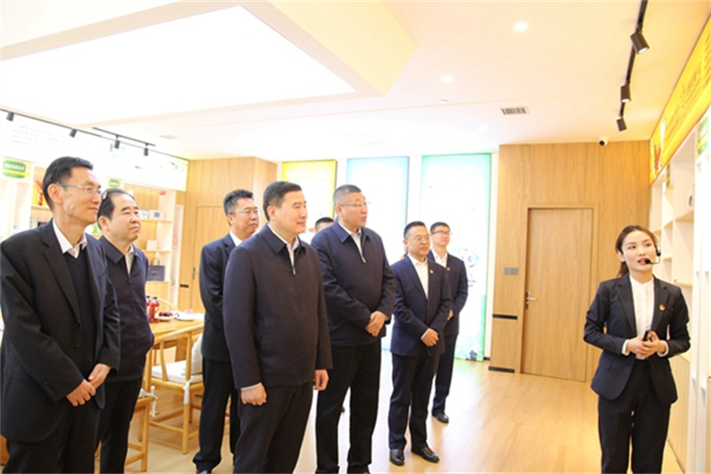 张文琪五一假期轻车简从深入陕北企业检查安全生产并慰问在岗干部职工1.jpg
