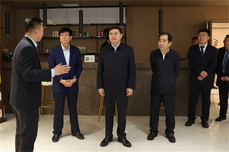 张文琪五一假期轻车简从深入陕北企业检查安全生产并慰问在岗干部职工5.jpg