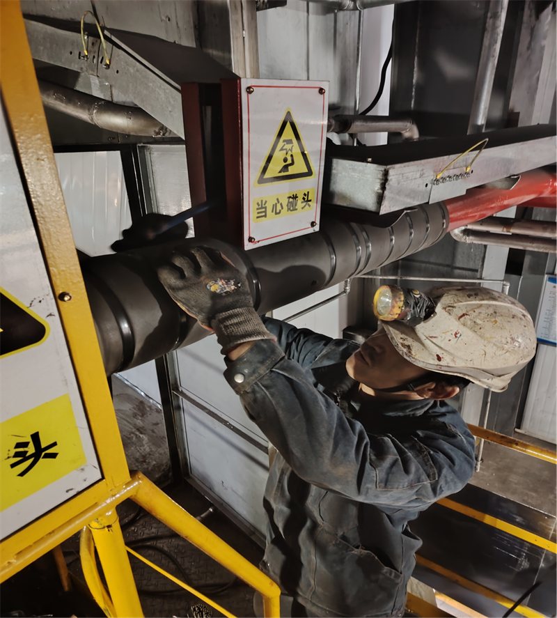 机修工赵宇在筛分车间一楼消防管线做保温.png